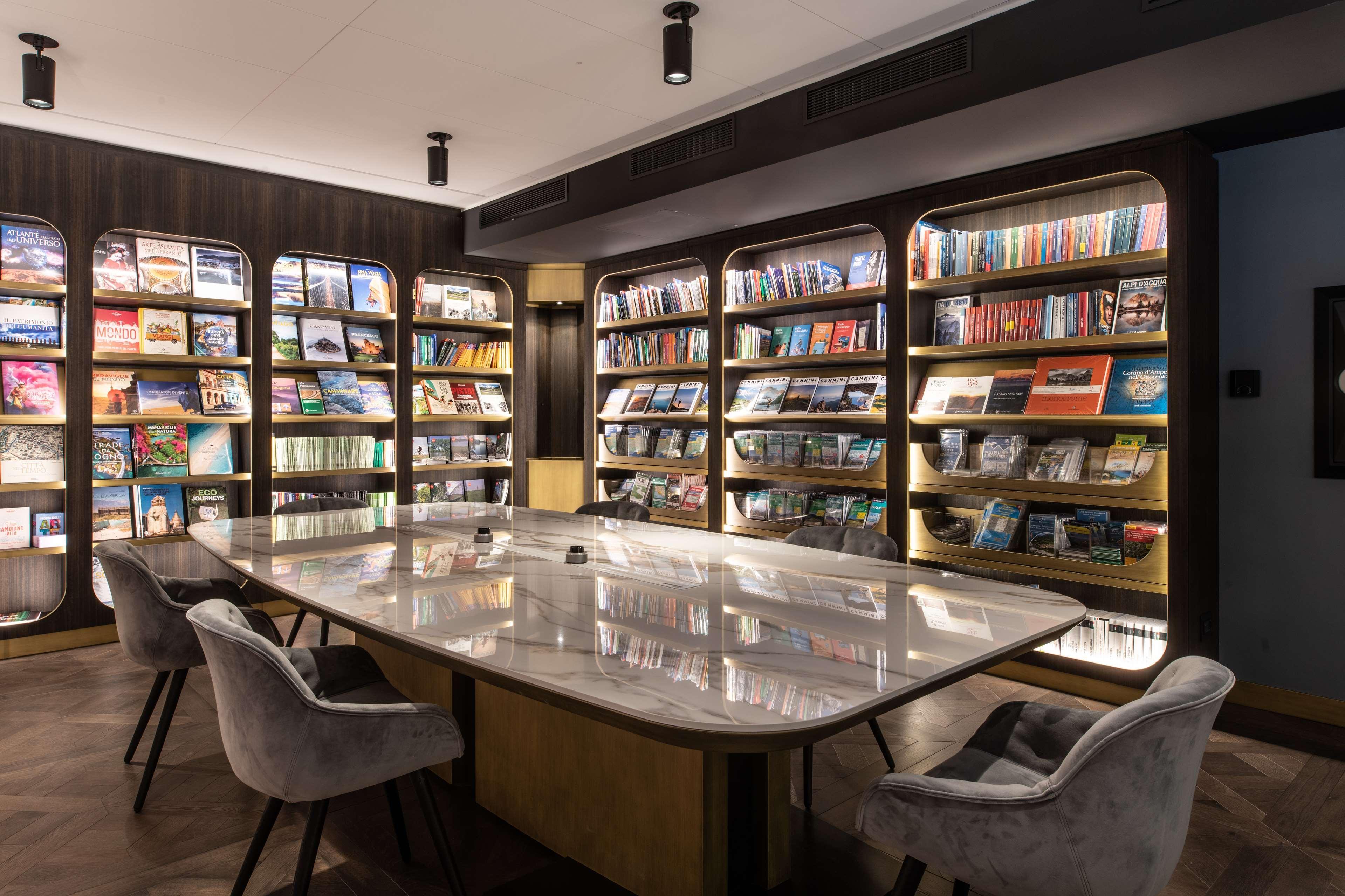 Radisson Collection Hotel, Palazzo Touring Club Мілан Екстер'єр фото Library