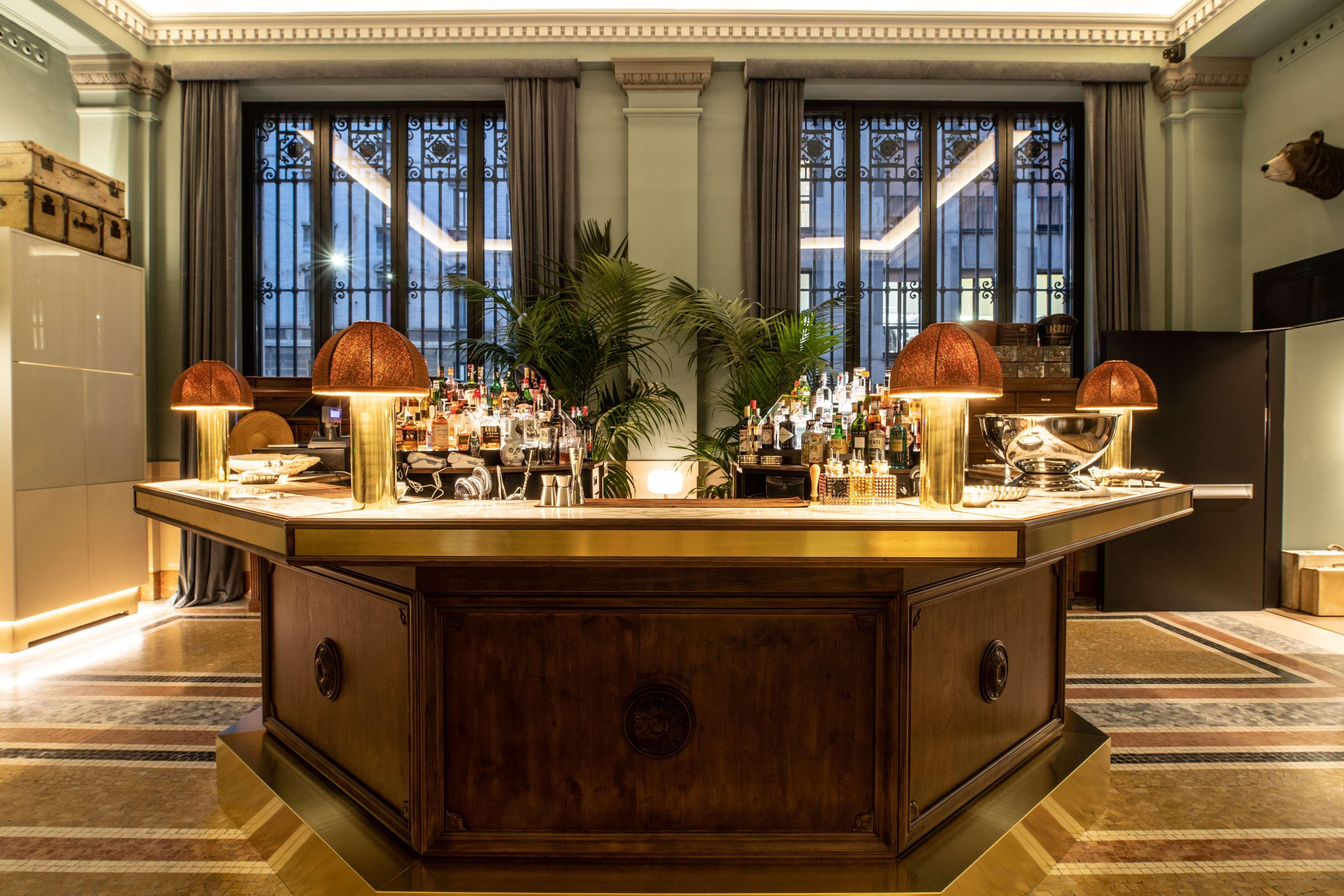Radisson Collection Hotel, Palazzo Touring Club Мілан Екстер'єр фото The bar at the Hotel de Crillon